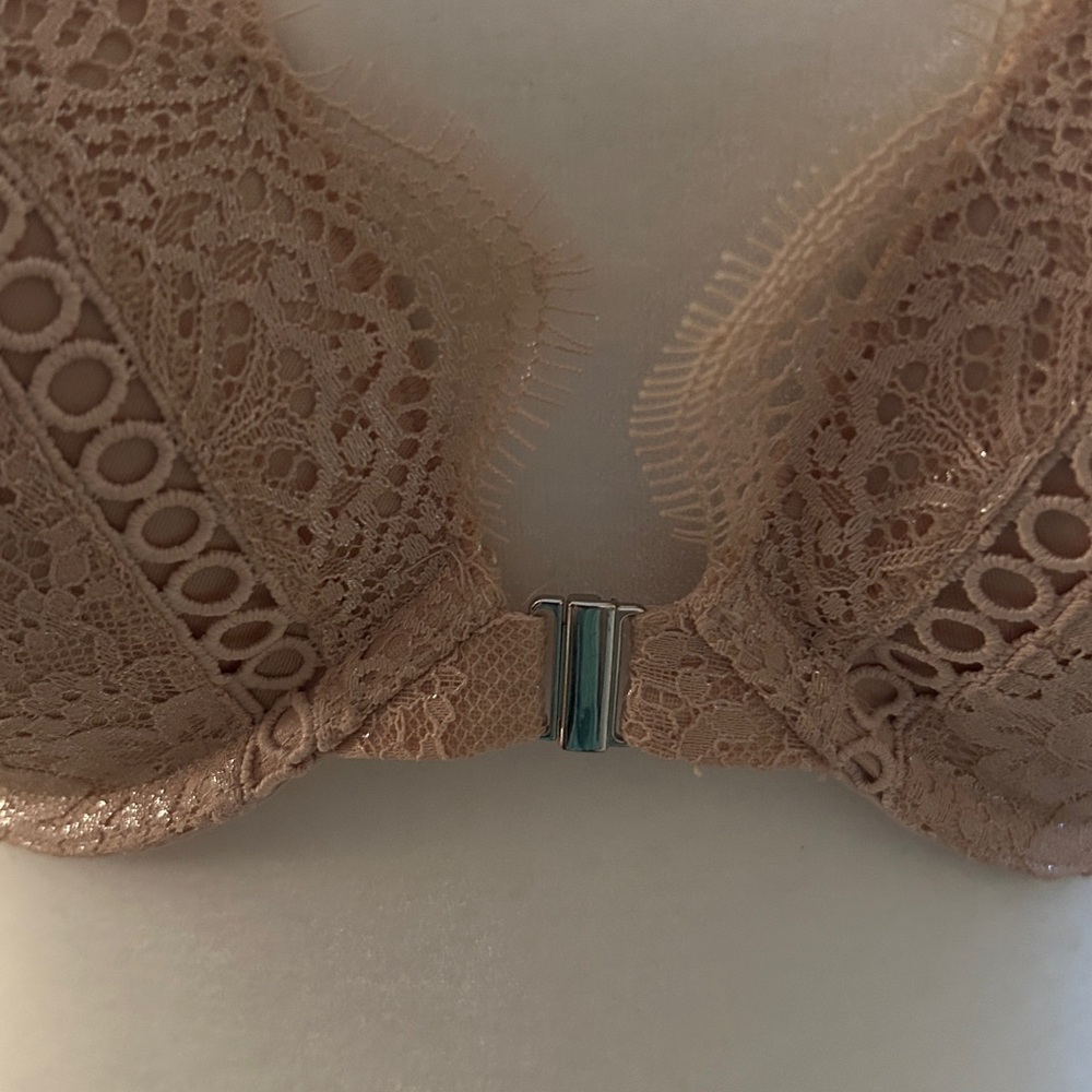 Victoria's Secret Lace Front-Closure Bra in Nude Blush - Picture 6 of 8